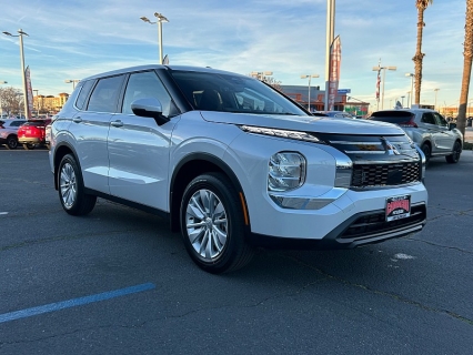 2026 Mitsubishi Outlander SE's photo