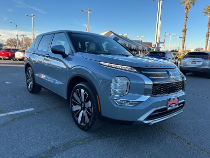 2026 Mitsubishi Outlander SE's photo