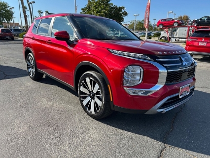 2025 Mitsubishi Outlander SE's photo