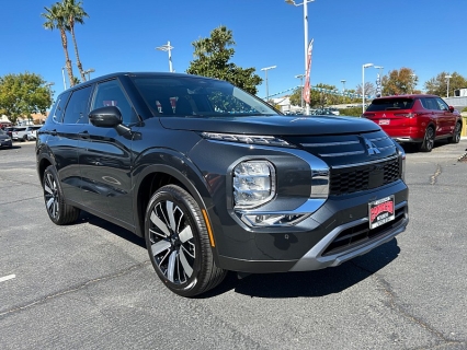 2025 Mitsubishi Outlander SE's photo