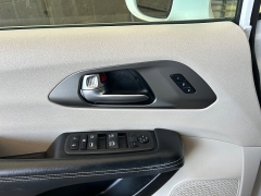 Used 2022  Chrysler Pacifica Touring L FWD at Camacho Mitsubishi near Palmdale&comma; CA