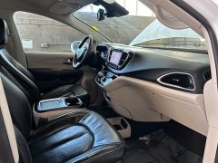Used 2022  Chrysler Pacifica Touring L FWD at Camacho Mitsubishi near Palmdale&comma; CA