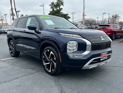 2023 Mitsubishi Outlander SE's photo