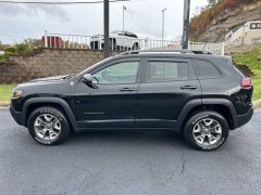 Used 2019  Jeep Cherokee 4d SUV 4WD Trailhawk 3.2L at Clutts Auto Sales near Hazard, KY