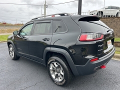 Used 2019  Jeep Cherokee 4d SUV 4WD Trailhawk 3.2L at Clutts Auto Sales near Hazard, KY