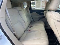 Used 2019  Jeep Cherokee 4d SUV FWD Latitude 3&period;2L at Clutts Auto Sales near Hazard&comma; KY