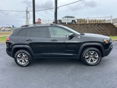 Used 2019  Jeep Cherokee 4d SUV 4WD Trailhawk 3.2L at Clutts Auto Sales near Hazard, KY