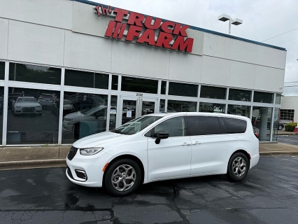Used 2024 Chrysler Pacifica Limited FWD at Easley Truck Farm near Easley, SC