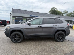 Used 2019  Jeep Cherokee 4d SUV 4WD Trailhawk 3&period;2L at Paradise Motors near Lansing&comma; MI