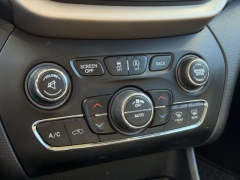 Used 2016  Jeep Cherokee 4d SUV 4WD Latitude V6 at Paradise Motors near Lansing&comma; MI