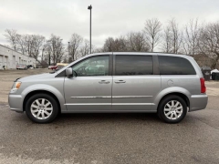 Used 2016  Chrysler Town & Country 4d Wagon Touring at Paradise Motors near Lansing&comma; MI