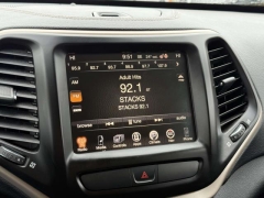 Used 2016  Jeep Cherokee 4d SUV 4WD Latitude V6 at Paradise Motors near Lansing&comma; MI