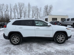 Used 2016  Jeep Cherokee 4d SUV 4WD Latitude V6 at Paradise Motors near Lansing&comma; MI
