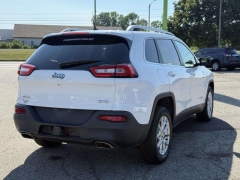 Used 2016  Jeep Cherokee 4d SUV 4WD Latitude V6 at Paradise Motors near Lansing&comma; MI