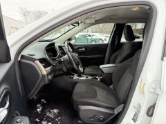 Used 2016  Jeep Cherokee 4d SUV 4WD Latitude V6 at Paradise Motors near Lansing&comma; MI