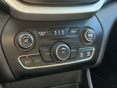 Used 2017  Jeep Cherokee 4d SUV 4WD Trailhawk V6 at Paradise Motors near Lansing&comma; MI