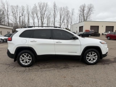 Used 2017  Jeep Cherokee 4d SUV 4WD Sport I4 Altitude at Paradise Motors near Lansing&comma; MI