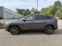 Used 2016  Jeep Cherokee 4d SUV 4WD Latitude V6 at Paradise Motors near Lansing&comma; MI