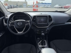 Used 2016  Jeep Cherokee 4d SUV 4WD Latitude V6 at Paradise Motors near Lansing&comma; MI