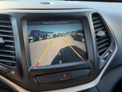 Used 2016  Jeep Cherokee 4d SUV 4WD Latitude V6 at Paradise Motors near Lansing&comma; MI