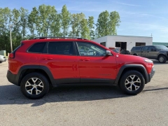 Used 2017  Jeep Cherokee 4d SUV 4WD Trailhawk V6 at Paradise Motors near Lansing&comma; MI