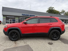 Used 2019  Jeep Cherokee 4d SUV 4WD Trailhawk 3&period;2L at Paradise Motors near Lansing&comma; MI