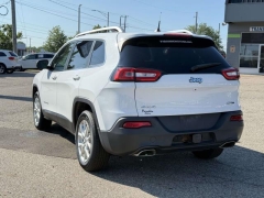 Used 2016  Jeep Cherokee 4d SUV 4WD Latitude V6 at Paradise Motors near Lansing&comma; MI