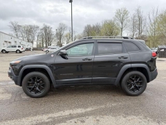 Used 2018  Jeep Cherokee 4d SUV 4WD Trailhawk V6 at Paradise Motors near Lansing&comma; MI