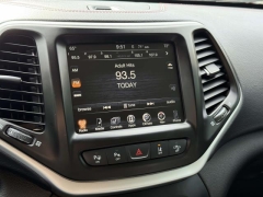 Used 2018  Jeep Cherokee 4d SUV 4WD Trailhawk V6 at Paradise Motors near Lansing&comma; MI