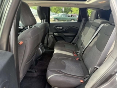 Used 2016  Jeep Cherokee 4d SUV 4WD Latitude V6 at Paradise Motors near Lansing&comma; MI
