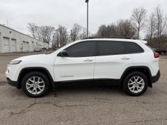 Used 2017  Jeep Cherokee 4d SUV 4WD Sport I4 Altitude at Paradise Motors near Lansing&comma; MI