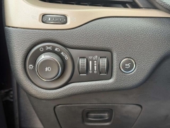 Used 2016  Jeep Cherokee 4d SUV 4WD Latitude V6 at Paradise Motors near Lansing&comma; MI