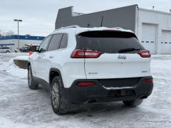 Used 2016  Jeep Cherokee 4d SUV 4WD Latitude V6 at Paradise Motors near Lansing&comma; MI