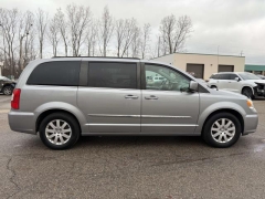 Used 2016  Chrysler Town & Country 4d Wagon Touring at Paradise Motors near Lansing&comma; MI