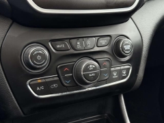 Used 2019  Jeep Cherokee 4d SUV 4WD Trailhawk 3&period;2L at Paradise Motors near Lansing&comma; MI