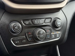 Used 2016  Jeep Cherokee 4d SUV 4WD Latitude V6 at Paradise Motors near Lansing&comma; MI