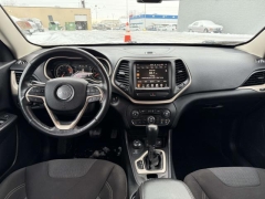 Used 2016  Jeep Cherokee 4d SUV 4WD Latitude V6 at Paradise Motors near Lansing&comma; MI