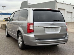 Used 2016  Chrysler Town & Country 4d Wagon Touring at Paradise Motors near Lansing&comma; MI
