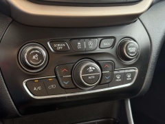 Used 2016  Jeep Cherokee 4d SUV 4WD Latitude V6 at Paradise Motors near Lansing&comma; MI