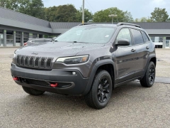 Used 2019  Jeep Cherokee 4d SUV 4WD Trailhawk 3&period;2L at Paradise Motors near Lansing&comma; MI