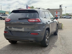 Used 2016  Jeep Cherokee 4d SUV 4WD Latitude V6 at Paradise Motors near Lansing&comma; MI