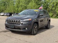 Used 2016  Jeep Cherokee 4d SUV 4WD Latitude V6 at Paradise Motors near Lansing&comma; MI