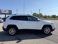 Used 2016  Jeep Cherokee 4d SUV 4WD Latitude V6 at Paradise Motors near Lansing&comma; MI