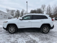 Used 2016  Jeep Cherokee 4d SUV 4WD Latitude V6 at Paradise Motors near Lansing&comma; MI
