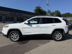 Used 2016  Jeep Cherokee 4d SUV 4WD Latitude V6 at Paradise Motors near Lansing&comma; MI