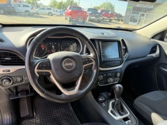 Used 2016  Jeep Cherokee 4d SUV 4WD Latitude V6 at Paradise Motors near Lansing&comma; MI