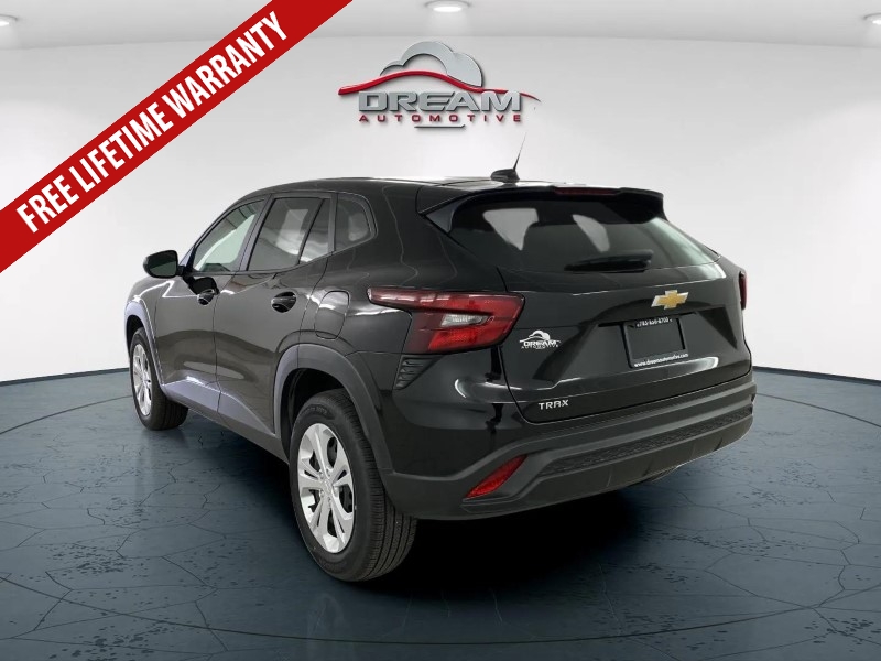 2025 Chevrolet Trax LS photo 4