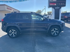 Used 2015  Jeep Cherokee 4d SUV 4WD Trailhawk at City Wide Auto Credit near Toledo, OH