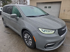 Used 2022  Chrysler Pacifica Hybrid Touring L FWD at City Wide Auto Credit near Toledo&comma; OH