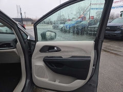 Used 2022  Chrysler Pacifica Hybrid Touring L FWD at City Wide Auto Credit near Toledo&comma; OH